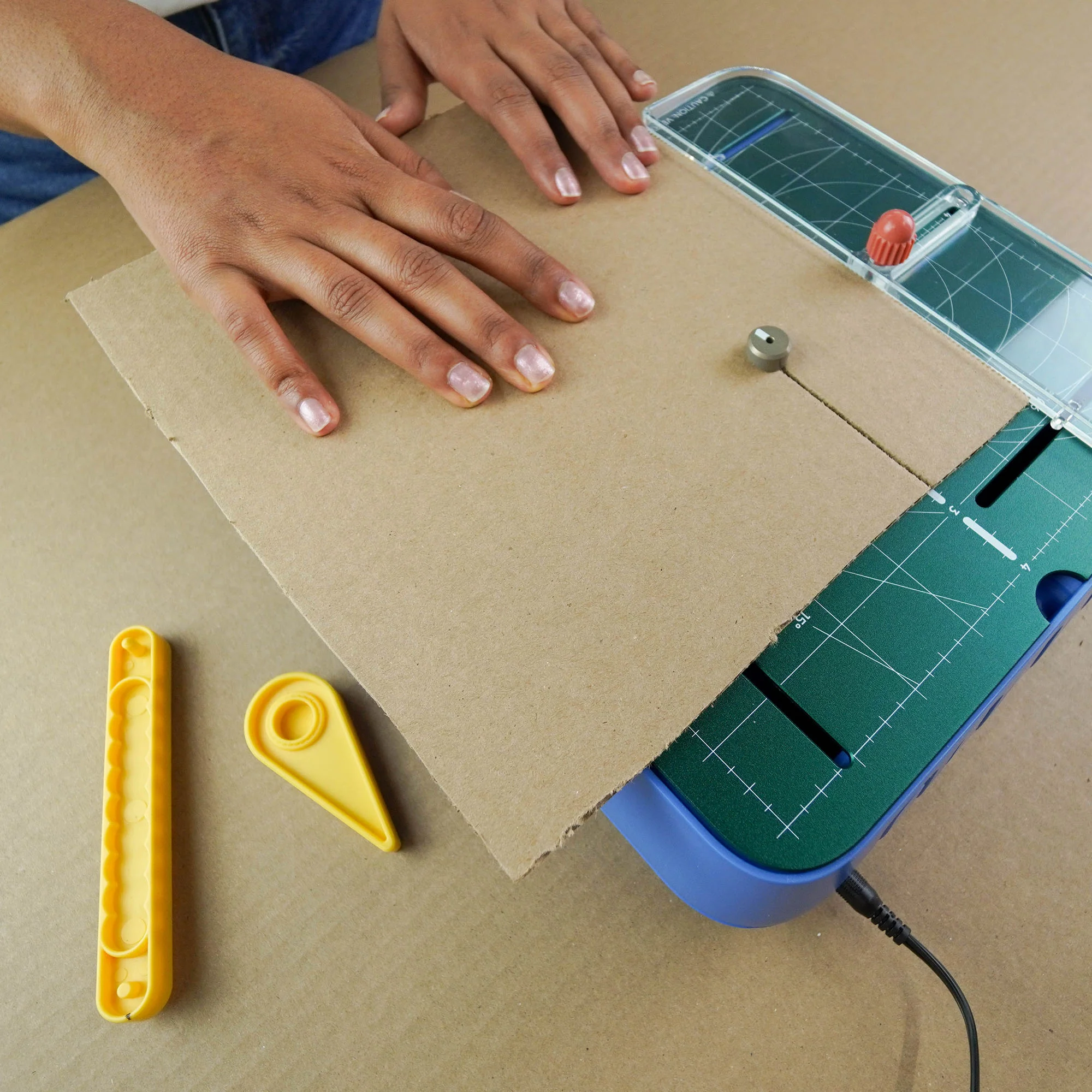 Maker Bundle (ChompSaw, Table Accessories, Inventor's Workbook, Hole Punch & Scoring Tool) (EUR) - Image 2