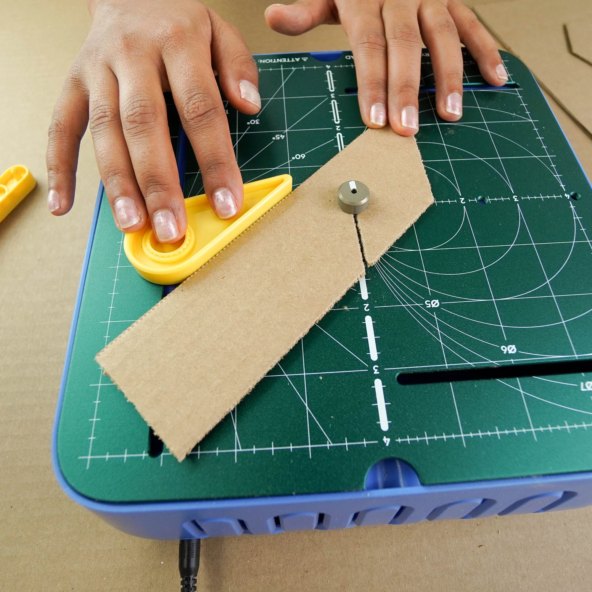 Maker Bundle (ChompSaw, Table Accessories, Inventor's Workbook, Hole Punch & Scoring Tool) (EUR) - Image 3