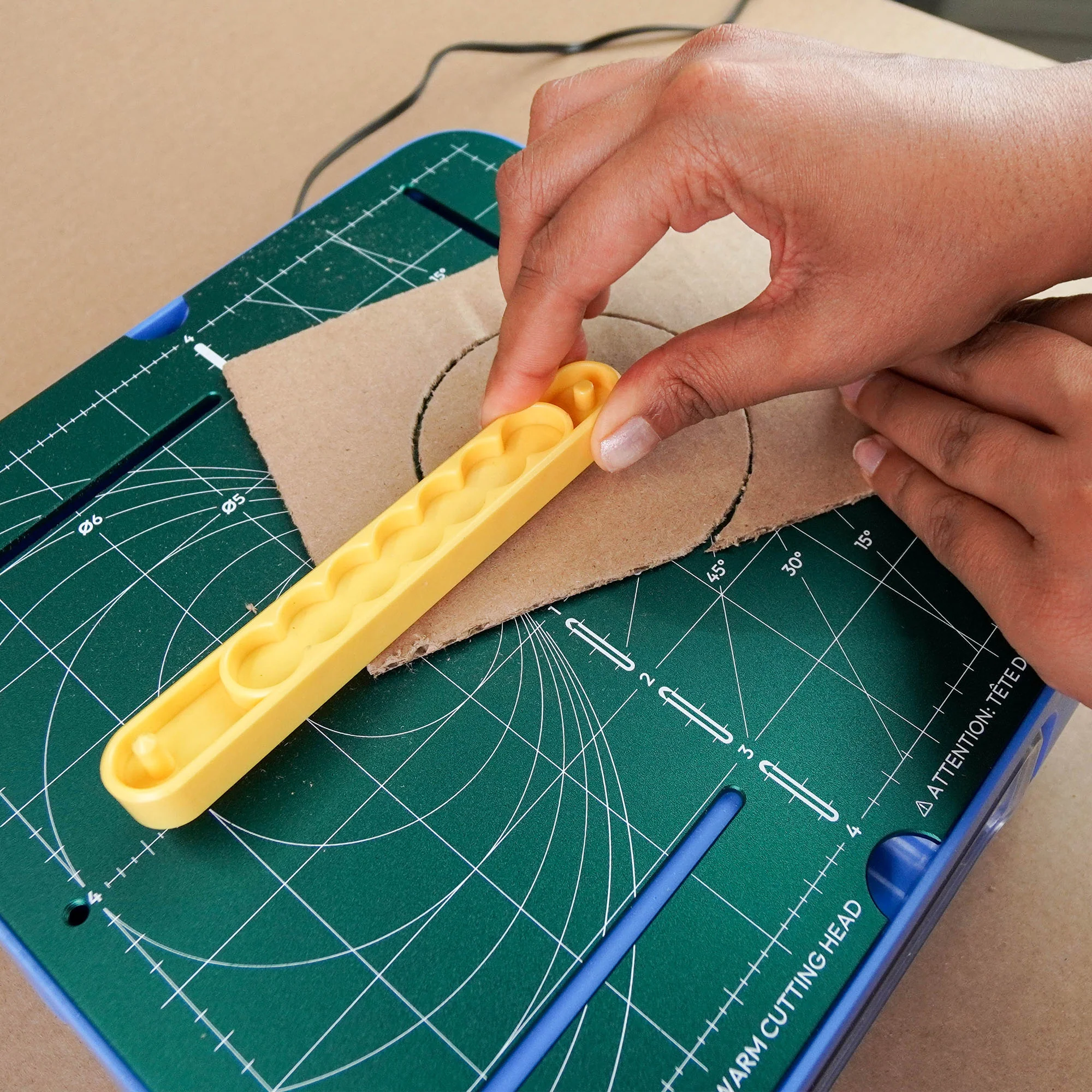 Maker Bundle (ChompSaw, Table Accessories, Inventor's Workbook, Hole Punch & Scoring Tool) (EUR) - Image 4